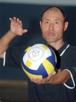 Das Archivbild zeigt Hee Wan Lee, den südkoreanischen Trainer der deutschen Frauen-Volleyballnationalmannschaft, aufgenommen am 25.07.2001 im Trainingslager in Kienbaum bei Berlin. (Foto: dpa)