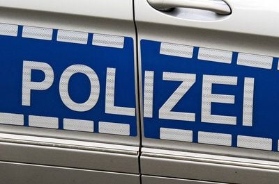 Polizei-Schriftzug auf einem Einsatzwagen