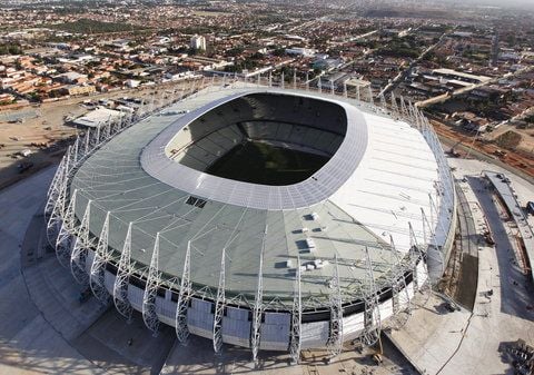 Eine Luftaufnahme des Stadions Castelao in Fortaleza, Brasilien. Das Stadion hat eine Kapazität von 65.000 Zuschauern. (FOTO: DPA)