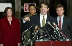 Attorney Doug Gansler von Montgomery County State erklärt am 24. Oktober 2002, dass John Allen Muhammad und John Lee Malvo als mutmaßliche Heckenschützen gefasst wurden.