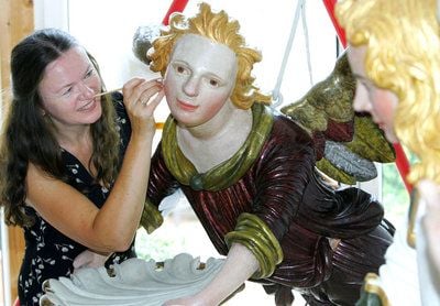 Restauratorin Helma Konstanze Groll arbeitet in ihrem Atelier in Magdeburg am Bebertaler Taufengel (Archivbild aus dem 2006). Mit dem Geld der Kirchlichen Stiftung Kunst- und Kulturgut in der Kirchenprovinz Sachsen können Kulturgüter aus Kirchen erhalten werden. (FOTO: DPA)