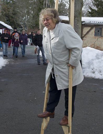 Christa Bergmann beim Stelzenlauf