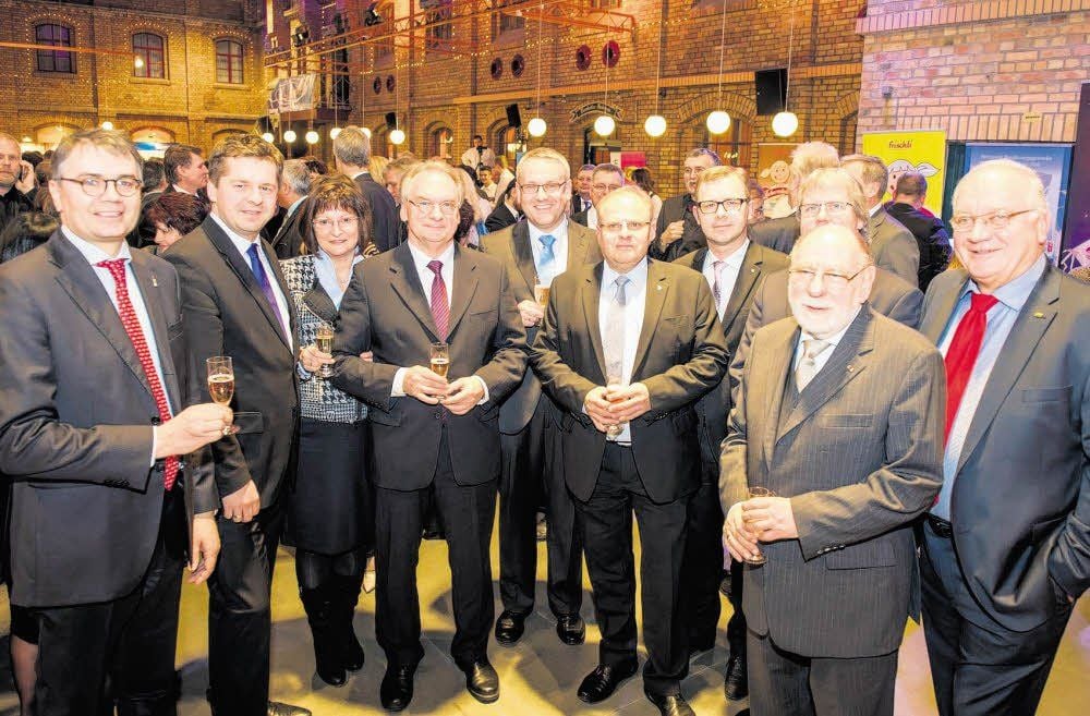 Hausherr Christof Queisser (l.), Vorsitzender der Rotkäppchen-Mumm Sektkellerei, heißt die Gäste des Empfangs willkommen.