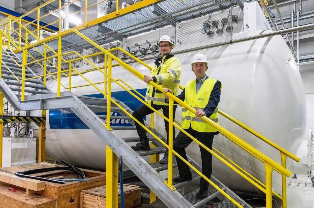 Betriebsleiter René Müller und Manager Andreas Dietrich an der Kältekammer.