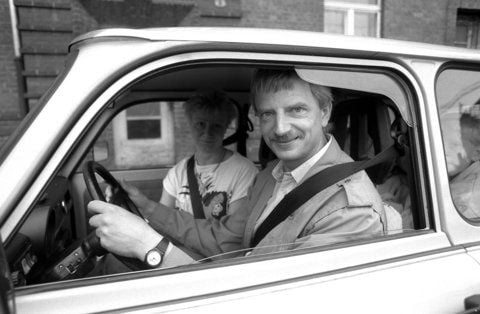Dresdens erster frei gewählter Oberbürgermeister Herbert Wagner fährt mit seiner Frau und den zwei Kindern am 18.07.1990 von Dresden aus in den Urlaub an die Ostsee. Wagners Auto war das erste DDR-Fahrzeug mit einer Dekra-HU-Plakette nach West-Standard. (FOTO: DPA)
