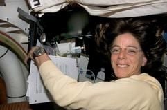 Die US-Astronautin Barbara Morgan hat 21Jahre nach dem Tod ihrer Kollegin Christa McAuliffee beim«Challenger»-Unglück deren Auftrag erfüllt. (Foto: dpa)
