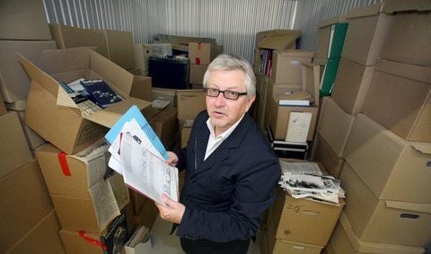 Der Verleger Thomas Lardon zeigt in Berlin in einem Lagerraum den privaten Nachlass eines DDR-Journalisten. (FOTO: DPA)