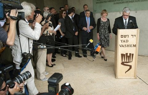 Bundespräsident Joachim Gauck trägt sich in der Gedenkstätte Jad Vashem in Jerusalem in das Gästebuch ein. (FOTO: DPA)