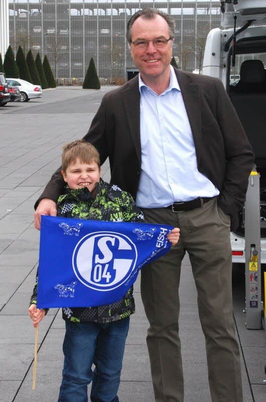 Marten Mester stellte sich für ein Erinnerungsbild mit Schalke-Fahne und dem Vereinspräsidenten Clemens Tönnies zur Verfügung.