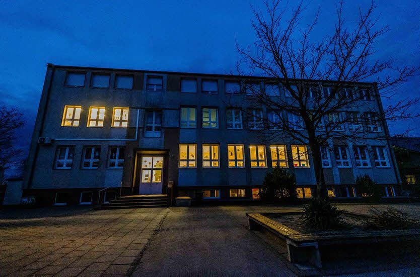 In den unteren zwei Stockwerken hat die Schule ihr Domizil.