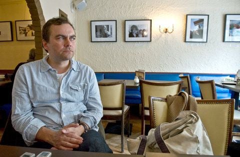 Der Schriftsteller Jakob Arjouni, in Berlin-Schöneberg während eines Interviews in einer Bar. (FOTO: DPA)