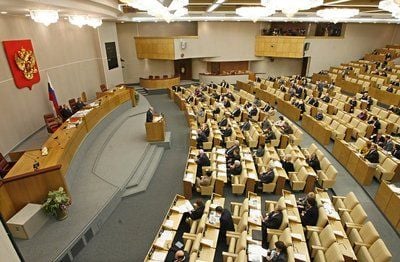 Abgeordnete der Staatsduma während der Anhörung über eine Verlängerung der Amtszeit des Präsidenten. Die Staatsduma ist die erste Kammer des Parlaments der Russischen Föderation. (FOTO: DPA)