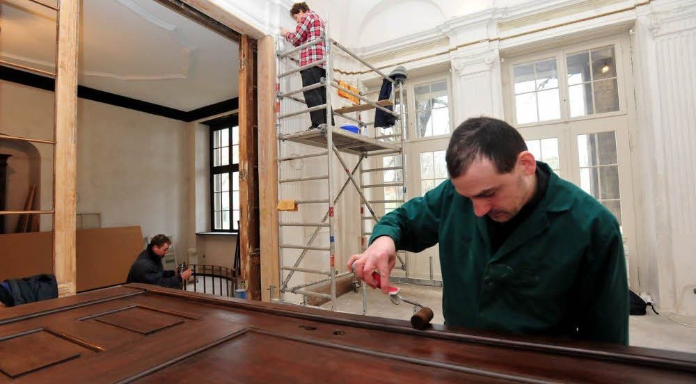 Was die Stadt aufgrund klammer Kassen sicher nicht gepackt hätte, die Bürgergenossenschaft bringt das Schloss in Burgwerben Schritt für Schritt auf Vordermann. Hier ist Michael Schwarz beim Streichen einer Tür.