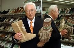 Hein-Horst Deichmann, Seniorchef der Firma Deichmann Schuhe GmbH, hält in der Firmenzentrale in Essen Schuhe in den Händen. (Foto: dpa)