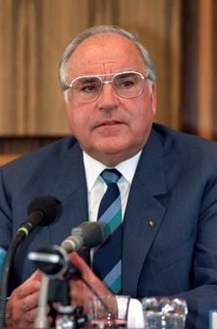 Bundeskanzler Helmut Kohl während einer Pressekonferenz (Archivfoto vom 22.08.1989). Die deutsche Wiedervereinigung ist untrennbar mit dem Namen Helmut Kohl verbunden. Und auch für das Zusammenwachsen Europas werden ihm große Verdienste zugerechnet. Die Ära Kohl ist aber auch verbunden mit den schwarzen Kassen der CDU und mit dem Parteispendenskandal. (Foto: dpa)