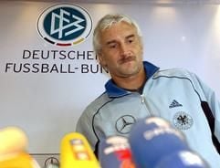 Rudi Völler auf einer Pressekonferenz im September 2003 in Dortmund (Archivfoto: dpa)