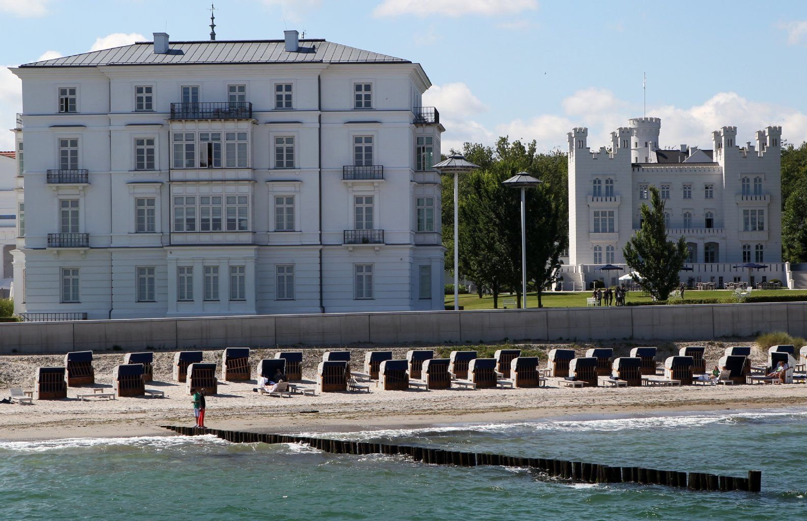 Blick auf das Haus Mecklenburg (l.) und die Burg Hohenzollern (r.) des Grand Hotels Heiligendamm an der Ostsee in Mecklenburg