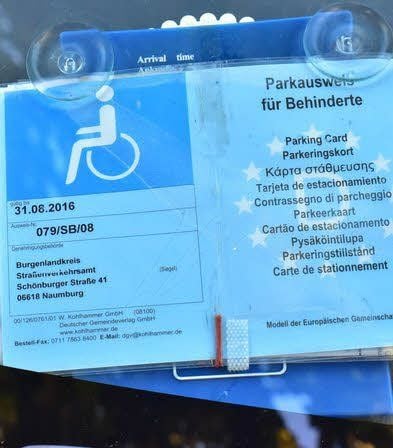 Falschparker stellt Behindertenparkplatz zu – und reagiert rührend