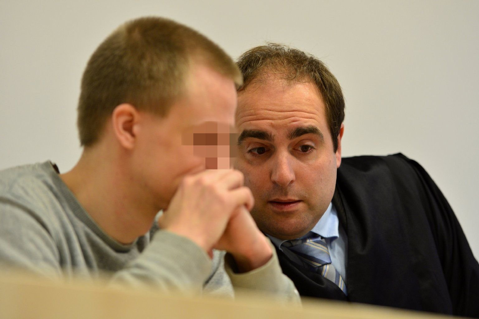 Rechtsanwalt Christian Strünkel (r) unterhält sich vor Prozessbeginn am Montag in Mühlhausen (Thüringen) im Verhandlungssaal des Landgerichtes mit dem 27-jährigen Angeklagten. Der Mann soll im Juni 2011 seine Freundin getötet haben.