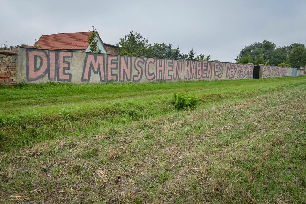 Das Aufmalen des Spruchs in Pißdorf wird wohl einige Zeit in Anspruch genommen haben.
