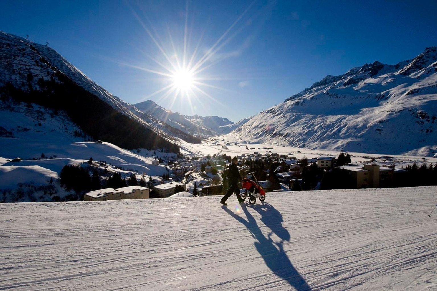Schnee, Sonne, idyllische Berglandschaft - und bald auch ein gigantisches Luxusresort finden Touristen im schweizerischen Andermatt.