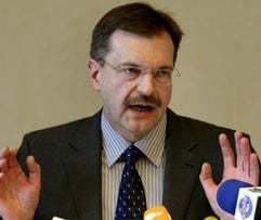 Electrolux-Europachef Horst Winkler äußert sich in Nürnberg auf einer Pressekonferenz zu den Verhandlungs-Ergebnissen mit der IG Metall über das Nürnberger AEG-Hausgerätewerk. (Foto: dpa)