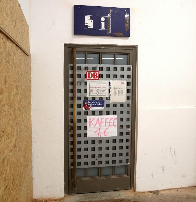 Die Fahrkartenagentur im Zeitzer Bahnhof hat geöffnet.