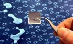 Ein Wissenschaftler hält am Mittwoch (06.12.2006) das Aufnahmeobjekt vor der Nanometer-Darstellung der Oberfläche eines Wavers in einem Elektronenmikroskop am «Nanotechnikum Weinberg» in Halle (Saale). (Foto: dpa)