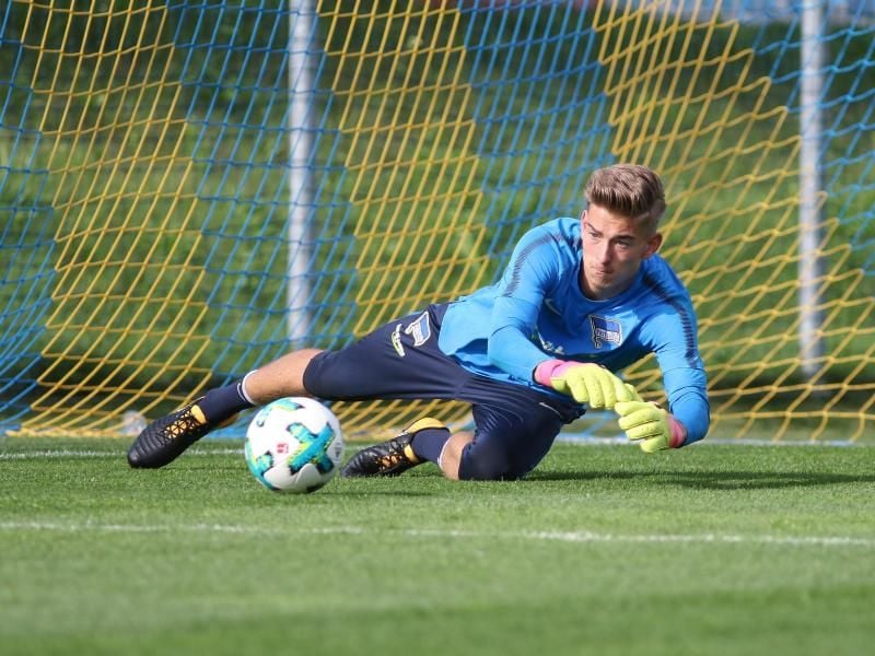 Gibt in der Europa-League-Partie gegen Östersunds seinen Einstand im Hertha-Tor: Jonathan Klinsmann. Foto: Expa/Martin Huber