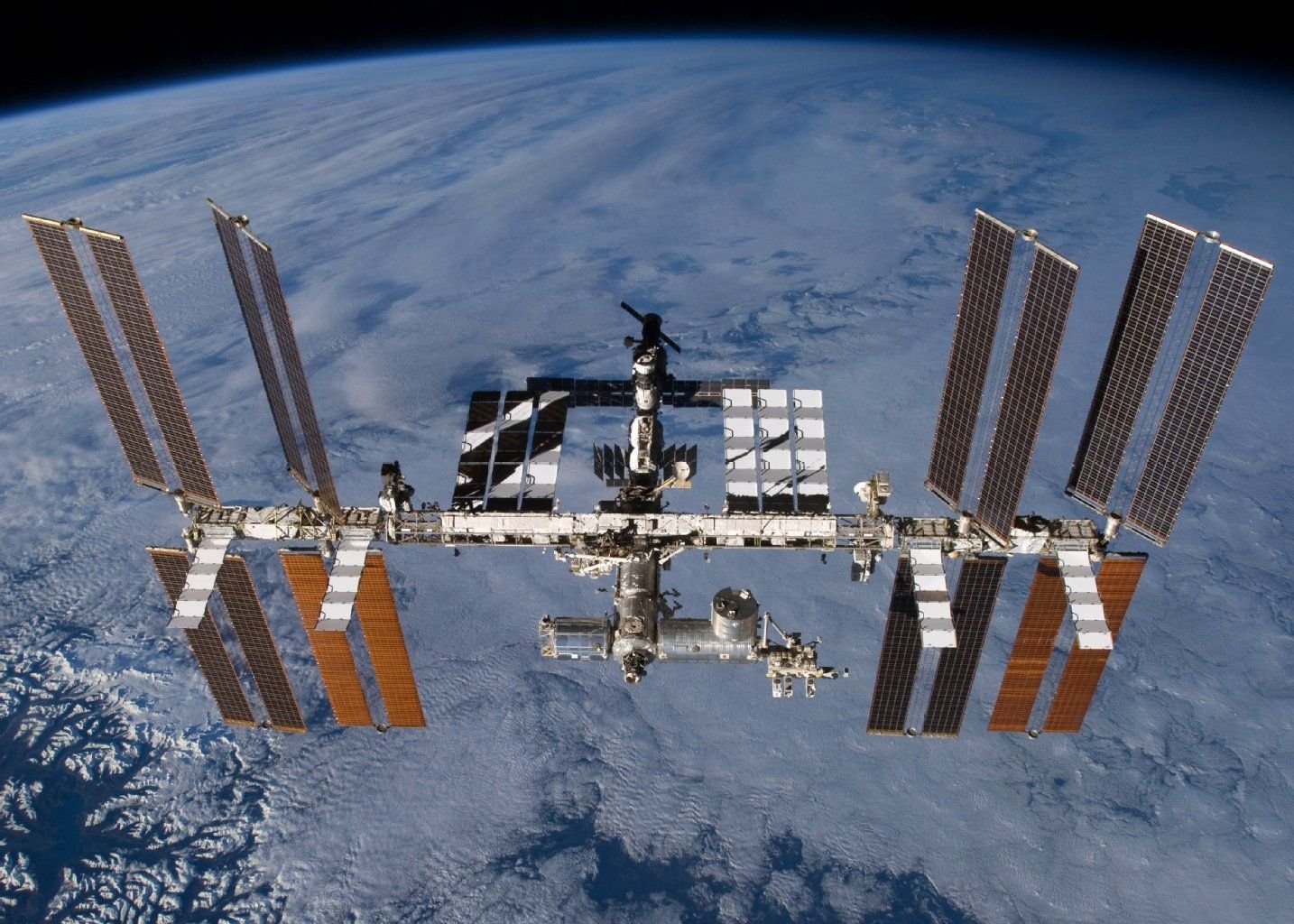 Ein ausrangierter Wettersatellit ist knapp an der Weltraumstation ISS vorbeigesaust.