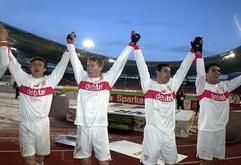 Fußball-Bundesliga, VfB Stuttgart - Hertha BSC Berlin, Samstag (01.02.2003) im Daimler-Stadion in Stuttgart: Die Stuttgarter Spieler (v.l.) Heiko Gerber, Alexander Hleb, Ioan Viorel Ganea und Fernando Meira freuen sich nach dem Spiel über ihren 3:1 Sieg. (Foto: dpa)