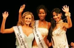 Die drei Siegerinnen winken am Sonntag (29.08.2004) in Cottbus nach der Kür zum "Teen Model of the World 2004" zum Publikum: Gewinnerin Jennis Diaz als "Miss Hispaniola" (m), Zweitplatzierte Brittany Mason (l) als "Miss USA" und Paola Serpa Salcedo als "Miss Venezuela". (Foto: dpa)