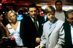 Casino-Boss Shelly (Alec Baldwin, M) und Bernie (William H. Macy, r) betrachten in einem Casino das Treiben an einem Roulette-Tisch (undatiertes Szenenfoto). Sein ewiges Pech beschert Bernie einen Job in einem Casino, seine negative Ausstrahlung sorgt schnell dafür, dass die Gäste ihre Glückssträhne zum Wohle des Casinos wieder verlieren. Als sich Bernie jedoch in eine Kellnerin verliebt, wendet sich das Blatt und er strahlt vor Glück. Starttermin der melancholischen Liebesgeschichte von Regisseur Wayne Kramer ist der 4. März 2004. (Foto: dpa)