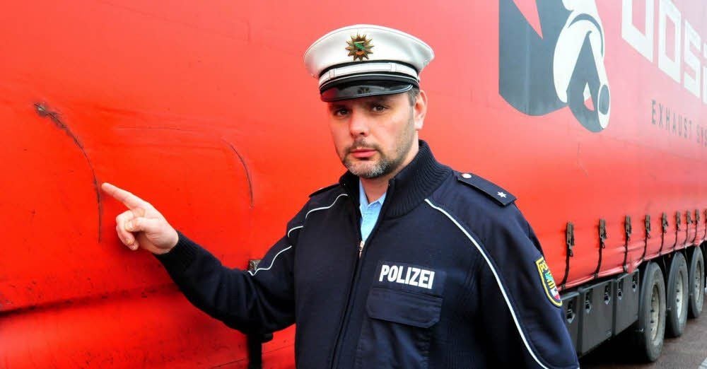 An diesem polnischen Lkw, der vor ein paar Tagen rein zufällig auf dem Rasthof in Zorbau stand, konnte Veit Raczek vom Autobahnpolizeirevier Weißenfels gleich sieben aufgeschlitzte Stellen allein auf einer Seite des Lkw zählen.