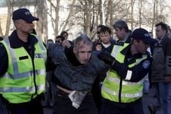 Estnische Polizisten nehmen in Tallin einen verletzten Demonstranten fest. (Foto: dpa)