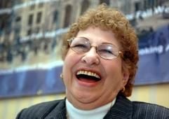Die Sprecherin von bis zu 50 überlebenden Wertheim-Erben, Barbara Principe (74), Tochter von Günther Wertheim, lacht am Donnerstag (3. März 2005) in Berlin bei einer Pressekonferenz. (Foto: dpa)