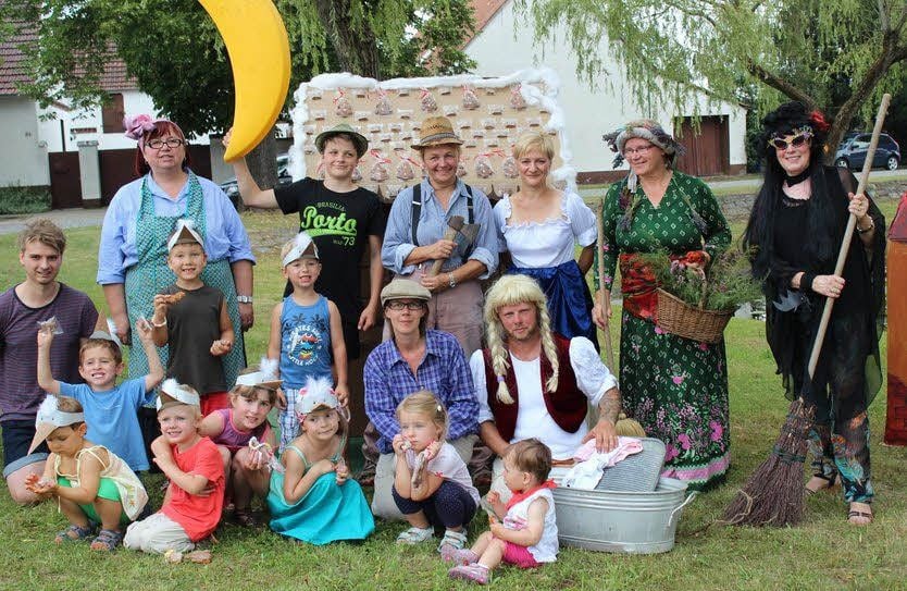 Nach dem „Hänsel und Gretel“-Spiel präsentierten sich alle Darsteller dem Publikum und der Kamera der Reporterin.