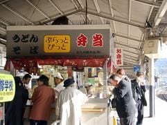 Essen in Eile - in den modernen Großstädten Japans verpflegen sich viele Berufstätige an kleinen Imbissständen auf der Straße. (Foto: dpa)
