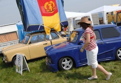 Dicht stehen die Trabis auf dem Flugplatz von Anklam zusammen. Rund 1500 Liebhaber des Kultfahrzeugs aus DDR-Zeiten treffen sich bis zum Sonntag (24.05.2009) in der Peenestadt. (FOTO: DPA)