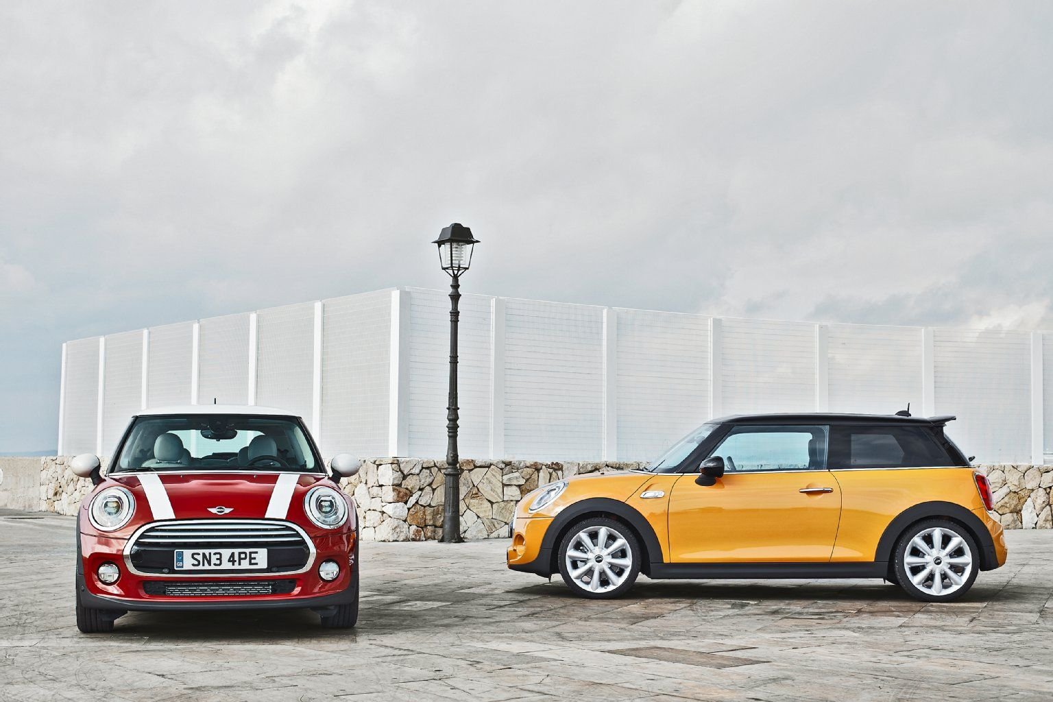 BMW zeigt den neuen Mini auf der Los Angeles Auto Show und der Tokio Motor Show in den stärksten Versionen als Mini Cooper und Mini Cooper S.