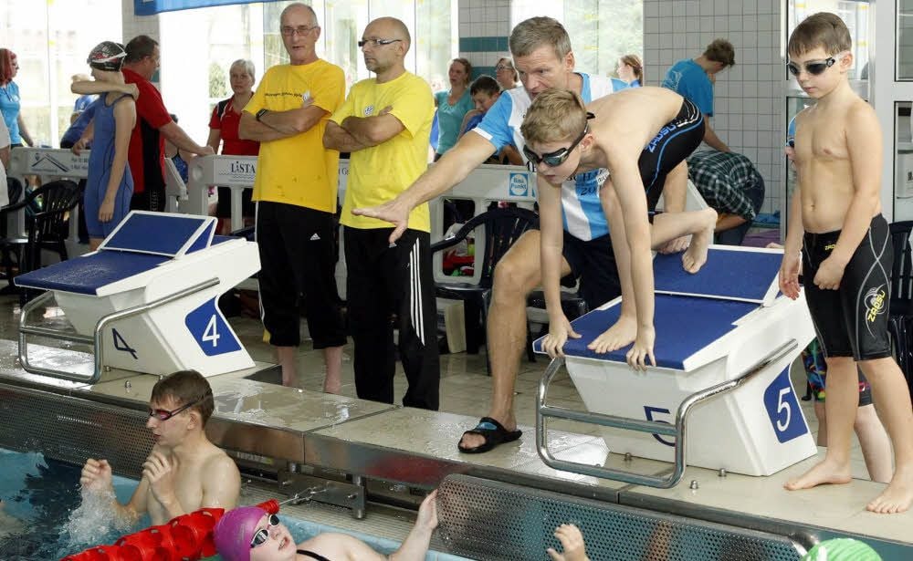 Flach abspringen, zeigt Trainer Klaus Taruttis hier beim Staffelwettbewerb an.
