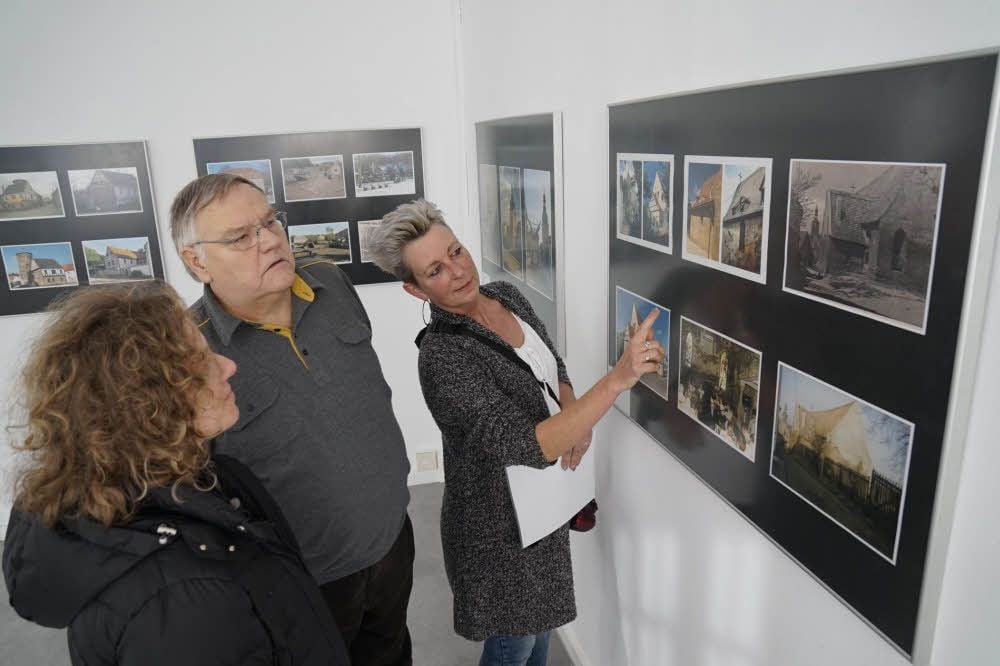 Sylvia Schiffer (r.) weist auf Fotos hin, die die Gangolf-Kirche zeigen.