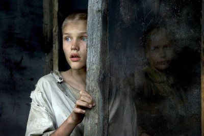 Vitali Bobrov in der Rolle des zehnjährigen, stummen Jungen in einer Szene aus dem Kinofilm «Der Besucher» . Der Junge lebt mit seiner Mutter auf einem kleinen Hof inmitten der wilden, finnischen Wälder. (FOTO: DPA)