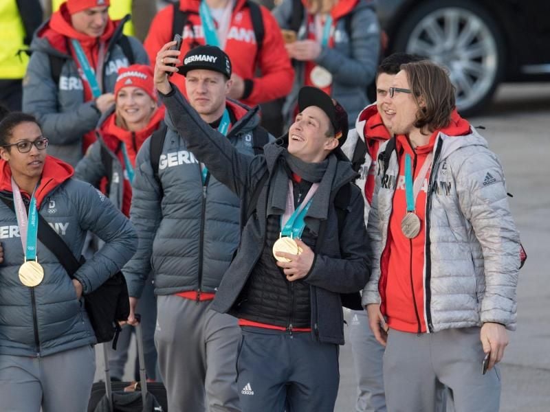 Eishockey-Nationalspieler Christian Ehrhoff (r) hat kein Interesse daran, seine Medaille abzulegen. Foto: Boris Roessler