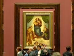 Besucher der Dresdner Gemäldegalerie Alte Meister betrachten am Dienstag (17.05.2005) Raffaels «Sixtinische Madonna». (Foto: dpa)