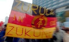 DDR-Fahne mit dem Spruch «Zurück in die Zukunft». (Foto: dpa)