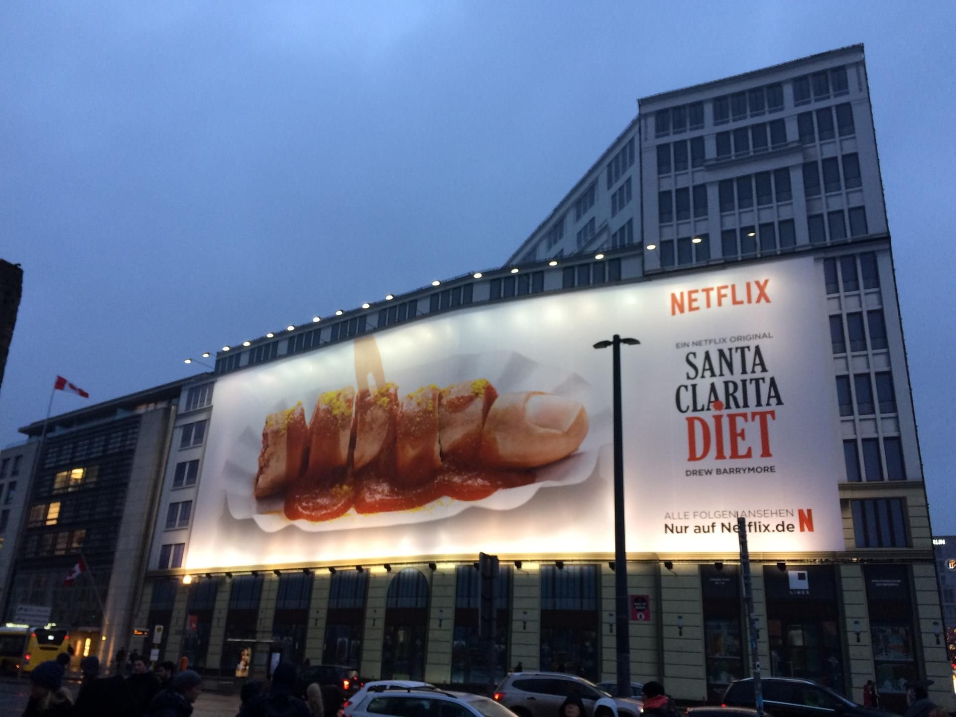 Das riesige Plakat mit einem Finger als Currywurst hängt am Potsdamer Platz - aber nicht mehr lange. Denn die Werbung für die neue Netflix-Serie "Santa Clarita Diet" kommt nicht bei jedem gut an.