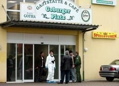 Vor einer Spielothek in Gotha stehen am Montag (29.01.2007) Polizeibeamte. Am Abend zuvor hatte ein Unbekannter eine Mitarbeiterin der Spielhalle erschossen. (Foto: dpa)