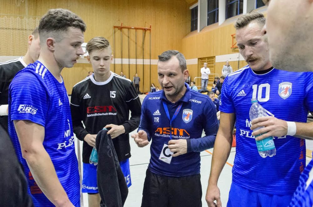 Die von Steffen Baumgart (Mitte) trainierten HCB-Männer zogen in Pirna den Kürzeren. Links im Bild: der beste Torschütze Stephan Meyer; links neben Baumgart: der junge Tobias Kaßler, der vom Coach gelobt wurde.