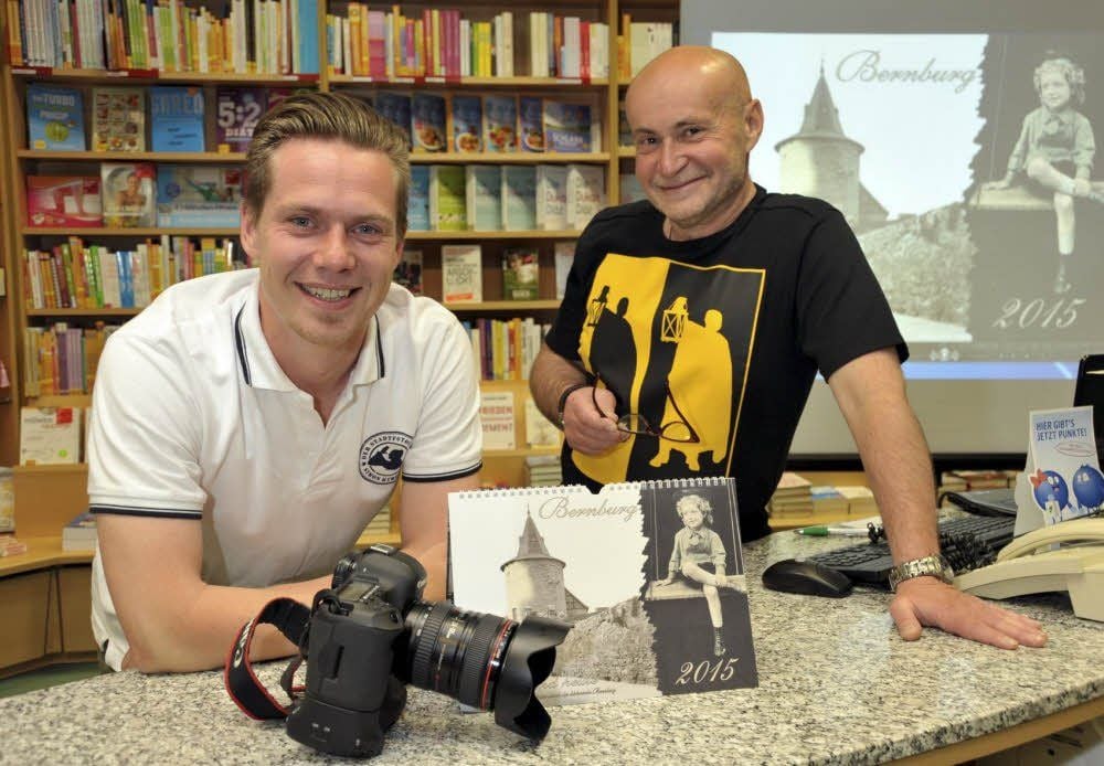 Die beiden Bernburger Simon Kirchhof (links) und Carl-Heinz Schmidt haben den Stadtkalender zusammengestellt.
